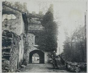 1 vue - [Burlats (Tarn) : restes de château : tour de la Vistoure] / photographie Alart. (ouvre la visionneuse)