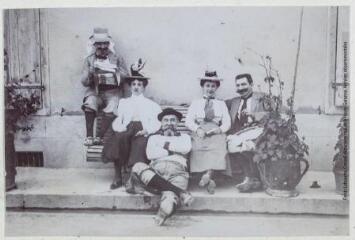 1 vue - Mas-d\'Azil, 1903 : [portrait de groupe sur un banc]. (ouvre la visionneuse)
