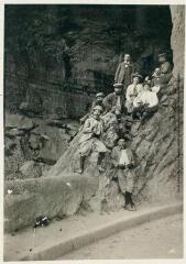 1 vue  - Mas-d\'Azil, 1903 : [portrait de groupe à l\'entrée de la grotte]. (ouvre la visionneuse)