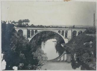 1 vue - Grand pont de Lavaur. (ouvre la visionneuse)