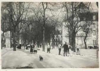 1 vue - Sports d\'hiver à Luchon, février 1909 : [ski dans le parc]. (ouvre la visionneuse)