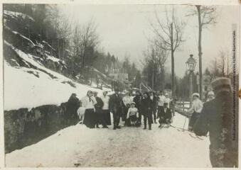 1 vue - Sports d\'hiver à Luchon, février 1909 : [portrait de groupe à pied, luge, ski]. (ouvre la visionneuse)