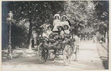 1 vue - Luchon : char de fleurs, 1909. Suzy 1er plan à droite. (ouvre la visionneuse)