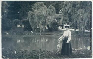1 vue - Août 1904, Luchon : [Madame Labouche au parc des Quinconces]. (ouvre la visionneuse)
