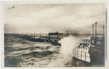 2 vues - 70. Arcachon : le bassin pendant la tempête / photographie Marcellini. - [s.l.] : [s.n.], [septembre 1906]. - Carte postale (ouvre la visionneuse)