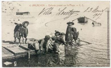2 vues - 12. Arcachon : enfants jouant sur la plage. - Bordeaux : phototypie Ch. Chambon, tampon de la poste du 23 août 1907. - Carte postale (ouvre la visionneuse)
