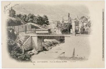 2 vues - N° 228. Cauterets : pont du chemin de fer. - Lourdes : D.T., tampon de la poste du 31 août 1905. - Carte postale (ouvre la visionneuse)