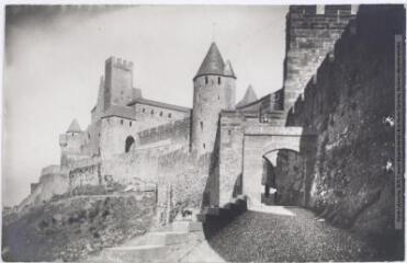 1 vue  - [Carcassonne : la Cité : la porte d\'Aude et le château comtal]. - Toulouse : maison Labouche frères, [entre 1900 et 1920]. - Photographie (ouvre la visionneuse)