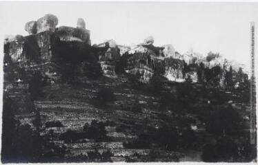 1 vue  - [Cantobre : vue générale du village dans les rochers]. - Toulouse : maison Labouche frères, [entre 1900 et 1920]. - Photographie (ouvre la visionneuse)