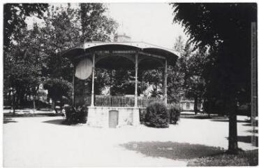 1 vue  - [Salies-de-Béarn : le kiosque du parc]. - Toulouse : maison Labouche frères, [entre 1900 et 1920]. - Photographie (ouvre la visionneuse)