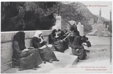 1 vue  - Les Hautes-Pyrénées. 833. Lourdes : les marchandes de cierges. - Toulouse : phototypie Labouche frères, marque LF au verso, [entre 1905 et 1925]. - Carte postale (ouvre la visionneuse)