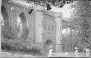 1 vue - [Pont Malakoff ou viaduc de l\'Ady, près Marcillac]. - Toulouse : maison Labouche frères, [entre 1900 et 1920]. - Photographie (ouvre la visionneuse)
