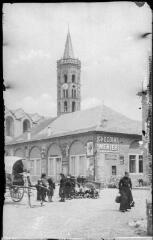 1 vue - [Millau : clocher de l\'église Notre-Dame : place du Vieux-Marché]. - Toulouse : maison Labouche frères, [entre 1900 et 1920]. - Photographie (ouvre la visionneuse)