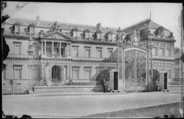 1 vue - 108. Toulouse : palais du Maréchal [façade du palais Niel]. - Toulouse : maison Labouche frères, [entre 1900 et 1940]. - Photographie (ouvre la visionneuse)