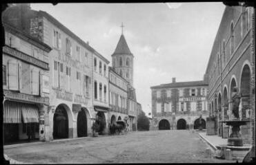 1 vue [Fleurance : place de l'hôtel de ville et la fontaine]. - Toulouse : maison Labouche frères, [entre 1900 et 1940]. - Photographie