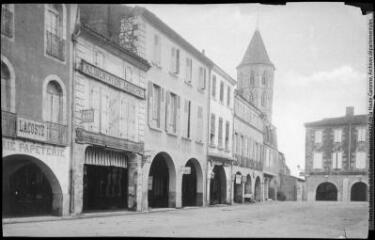 1 vue - [Fleurance : place de l\'hôtel de ville (côté Nord) et le clocher]. - Toulouse : maison Labouche frères, [entre 1900 et 1940]. - Photographie (ouvre la visionneuse)
