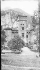 1 vue - [Gorges du Tarn. Château de la Caze : entrée et donjon]. - Toulouse : maison Labouche frères, [entre 1900 et 1920]. - Photographie (ouvre la visionneuse)