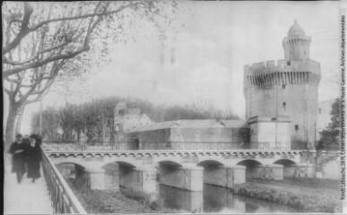 1 vue - [Perpignan : le pont sur la Basse et le Castillet]. - Toulouse : maison Labouche frères, [entre 1900 et 1920]. - Photographie (ouvre la visionneuse)