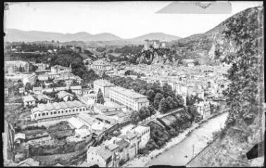 4 vues - 51. Foix : vue générale. - Toulouse : éditions Pyrénées-Océan, Labouche frères, [entre 1937 et 1950]. - Carte postale (ouvre la visionneuse)
