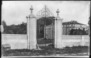 2 vues - Château de Sainte-Gemme par Bram (Aude). - Toulouse : phototypie Labouche frères, marque LF, [entre 1918 et 1937]. - Carte postale (ouvre la visionneuse)