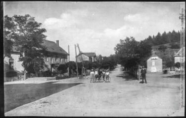 2 vues - L\'Aveyron. 2. Najac : avenue de Villefranche. - Toulouse : phototypie Labouche frères, [entre 1918 et 1937]. - Carte postale (ouvre la visionneuse)
