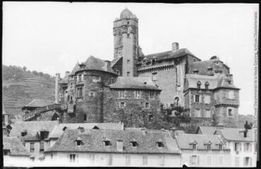 4 vues - L\'Aveyron. 200. Estaing : le château / [photographie Henri Jansou (1874-1966)]. - Toulouse : phototypie Labouche frères, [entre 1918 et 1937]. - Carte postale (ouvre la visionneuse)