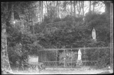 2 vues - L\'Aveyron. 268. Tournemire : le parc du couvent : la grotte. - Toulouse : phototypie Labouche frères, [entre 1918 et 1937]. - Carte postale (ouvre la visionneuse)