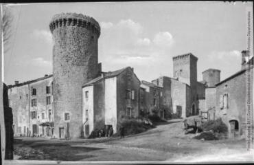 2 vues - L\'Aveyron. 284. Ste-Eulalie-de-Cernon : les trois tours. - Toulouse : phototypie Labouche frères, [entre 1909 et 1925]. - Carte postale (ouvre la visionneuse)