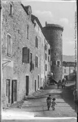 2 vues - L\'Aveyron. 285. Ste-Eulalie-de-Cernon : la grande tour. - Toulouse : phototypie Labouche frères, [entre 1909 et 1925]. - Carte postale (ouvre la visionneuse)