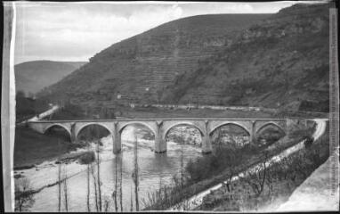 2 vues - L\'Aveyron. 294. St-Rome-de-Tarn : le pont sur le Tarn. - Toulouse : phototypie Labouche frères, [entre 1909 et 1925]. - Carte postale (ouvre la visionneuse)