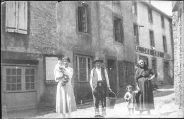 3 vues - 8. Brasc (Aveyron) : café \'Pierril\' et hôtel Marty. - Toulouse : phototypie Labouche frères, [entre 1905 et 1909]. - Carte postale (ouvre la visionneuse)