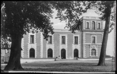 2 vues Le Gers. 39. Cazaubon - Barbotan-les-Thermes : Grand Hôtel de Bégué. - Toulouse : éditions Pyrénées-Océan, Labouche frères, marque LF, [entre 1937 et 1950]. - Carte postale