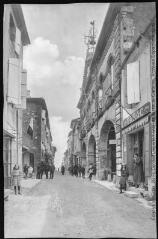 2 vues - Le Gers. 240. Jegun : la mairie. - Toulouse : phototypie Labouche frères, [entre 1918 et 1937], tampon d\'édition du 30 novembre 1925. - Carte postale (ouvre la visionneuse)