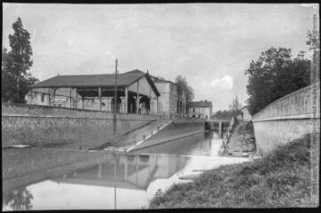 2 vues Le Gers. 263. Castéra-Verduzan : la halle, le pont et le canal. - Toulouse : phototypie Labouche frères, [entre 1905 et 1925], tampons d'édition du 28 septembre 1916 et du 4 mai 1920. - Carte postale