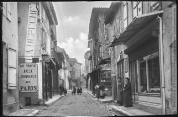 2 vues - Le Gers. 526. Eauze : rue de Nogaro. - Toulouse : phototypie Labouche frères, [entre 1905 et 1925]. - Carte postale (ouvre la visionneuse)