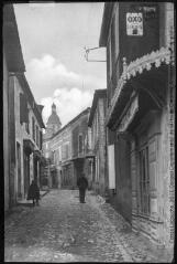2 vues - Le Gers. 530. Eauze : rue des Pénitents et clocher. - Toulouse : phototypie Labouche frères, [entre 1905 et 1925]. - Carte postale (ouvre la visionneuse)