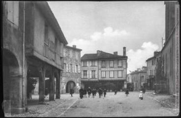 2 vues - Le Gers. 534. Eauze : place de la Mairie [place de l\'Eglise]. - Toulouse : phototypie Labouche frères, [entre 1905 et 1925]. - Carte postale (ouvre la visionneuse)