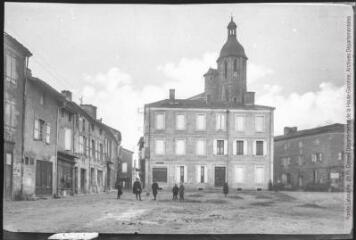 2 vues - Le Gers. 535. Eauze : place de la Mairie. - Toulouse : phototypie Labouche frères, [entre 1905 et 1925]. - Carte postale (ouvre la visionneuse)