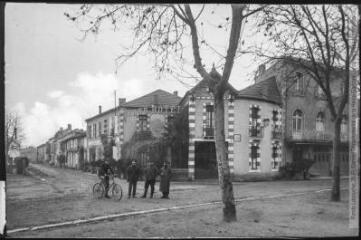 2 vues - Le Gers. 536. Eauze : le grand hôtel Maupeu. - Toulouse : phototypie Labouche frères, [entre 1905 et 1925]. - Carte postale (ouvre la visionneuse)