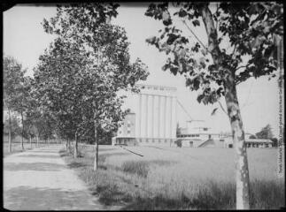 2 vues [Ondes : silos garonnais]. - Toulouse : édition Labouche frères, [entre 1920 et 1950]. - Photographie
