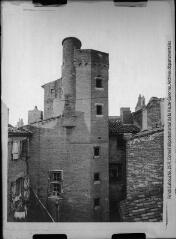 1 vue - [Toulouse : hôtel de Boysson-Cheverry : la tour gothique de Jean de Boysson]. - Toulouse : édition Labouche frères, [entre 1920 et 1950]. - Photographie (ouvre la visionneuse)