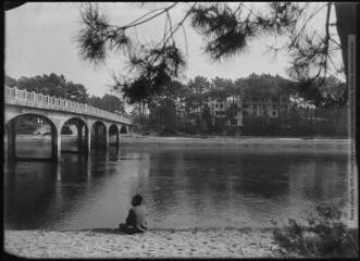 1 vue - [Hossegor : le pont du canal et l\'hôtel du Lac]. - Toulouse : édition Labouche frères, [entre 1920 et 1950]. - Photographie (ouvre la visionneuse)