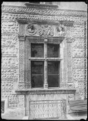 1 vue  - [Pau : fenêtre Renaissance dans la cour d\'honneur du château d\'Henri IV]. - Toulouse : édition Labouche frères, [entre 1920 et 1950]. - Photographie (ouvre la visionneuse)