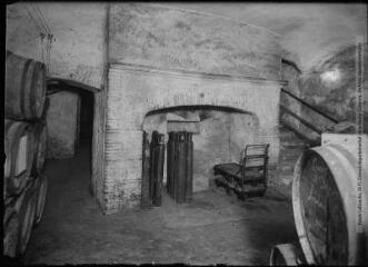 1 vue - [Cave de Gaillac : intérieur d\'un chai : tonneaux et cheminée]. - Toulouse : édition Labouche frères, [entre 1920 et 1950]. - Photographie (ouvre la visionneuse)
