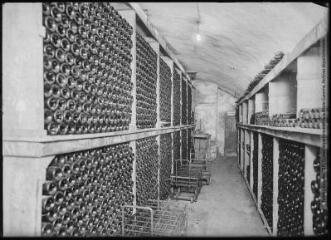 1 vue - [Cave de Gaillac : magasin de stockage des bouteilles]. - Toulouse : édition Labouche frères, [entre 1920 et 1950]. - Photographie (ouvre la visionneuse)