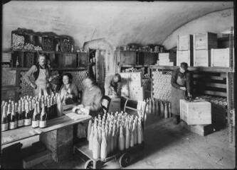 1 vue - [Cave de Gaillac : atelier d\'expédition des bouteilles]. - Toulouse : édition Labouche frères, [entre 1920 et 1950]. - Photographie (ouvre la visionneuse)