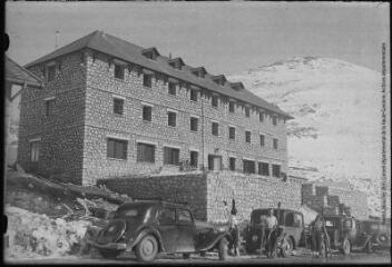 1 vue - 6. Les sports d\'hiver à Puymorens. Le Grand hôtel du col (1920 m.). - Toulouse : édition Labouche frères, [entre 1920 et 1950]. - Photographie (ouvre la visionneuse)