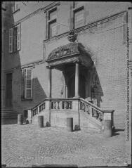 1 vue - 98. Toulouse : hôtel de Sevin [i.e. Hôtel d\'Ulmo]. - Toulouse : édition Labouche frères, [entre 1900 et 1910]. - Photographie (ouvre la visionneuse)