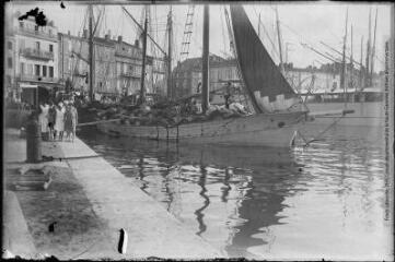 1 vue  - [Saint-Tropez : le port et quai Suffren : café de Paris]. - Toulouse : édition Labouche frères, [entre 1920 et 1950]. - Photographie (ouvre la visionneuse)