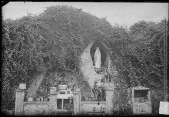 1 vue  - 8. [Pointe-à-Pitre : grotte de Massabielle de Notre-Dame de Lourdes]. - Toulouse : édition Labouche frères, [entre 1920 et 1950]. - Photographie (ouvre la visionneuse)